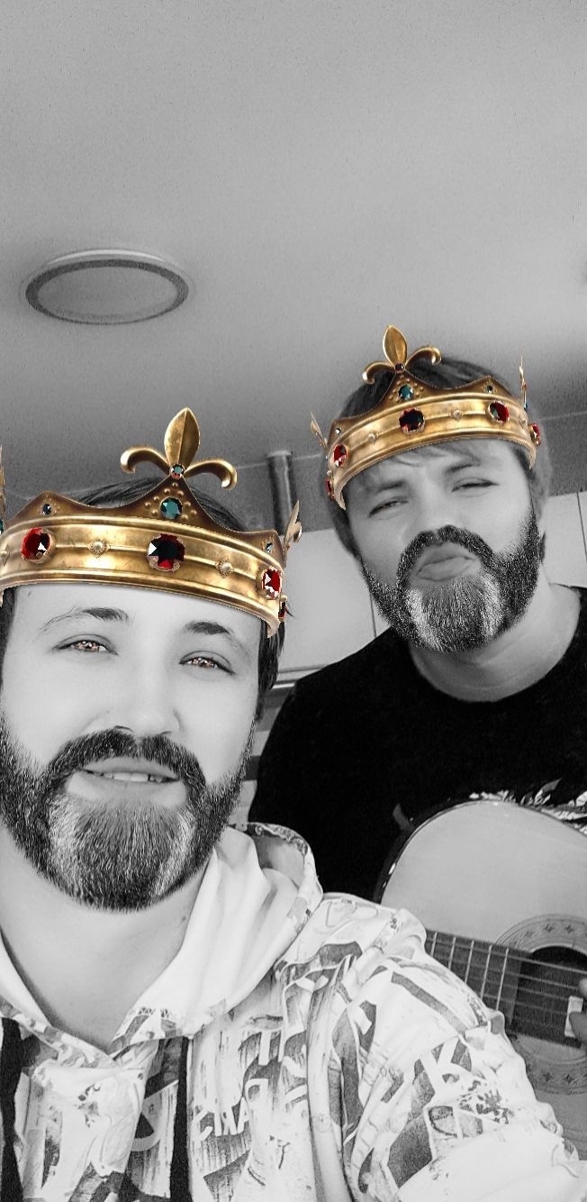 Музыканты Meurch и Dashli в своих королевских нарядах ожидают вместе волшебных девушек одним прекраcным вечером в квартире у Meurch